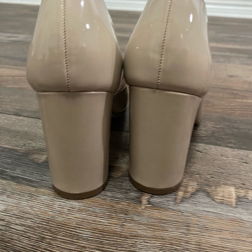🌟🌟 2/$10 🌟🌟 Patent Faux Leather Tan Round Toe Block Heel Pumps - Picture 13 of 13